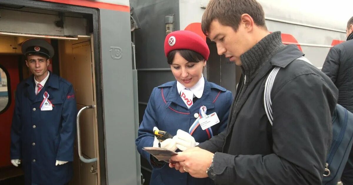 Гран сервис экспресс. Форма проводников Гранд экспресс. Проводницы Гранд сервис экспресс. Гранд сервис экспресс форма проводника. Проводницы поезда красная стрела.