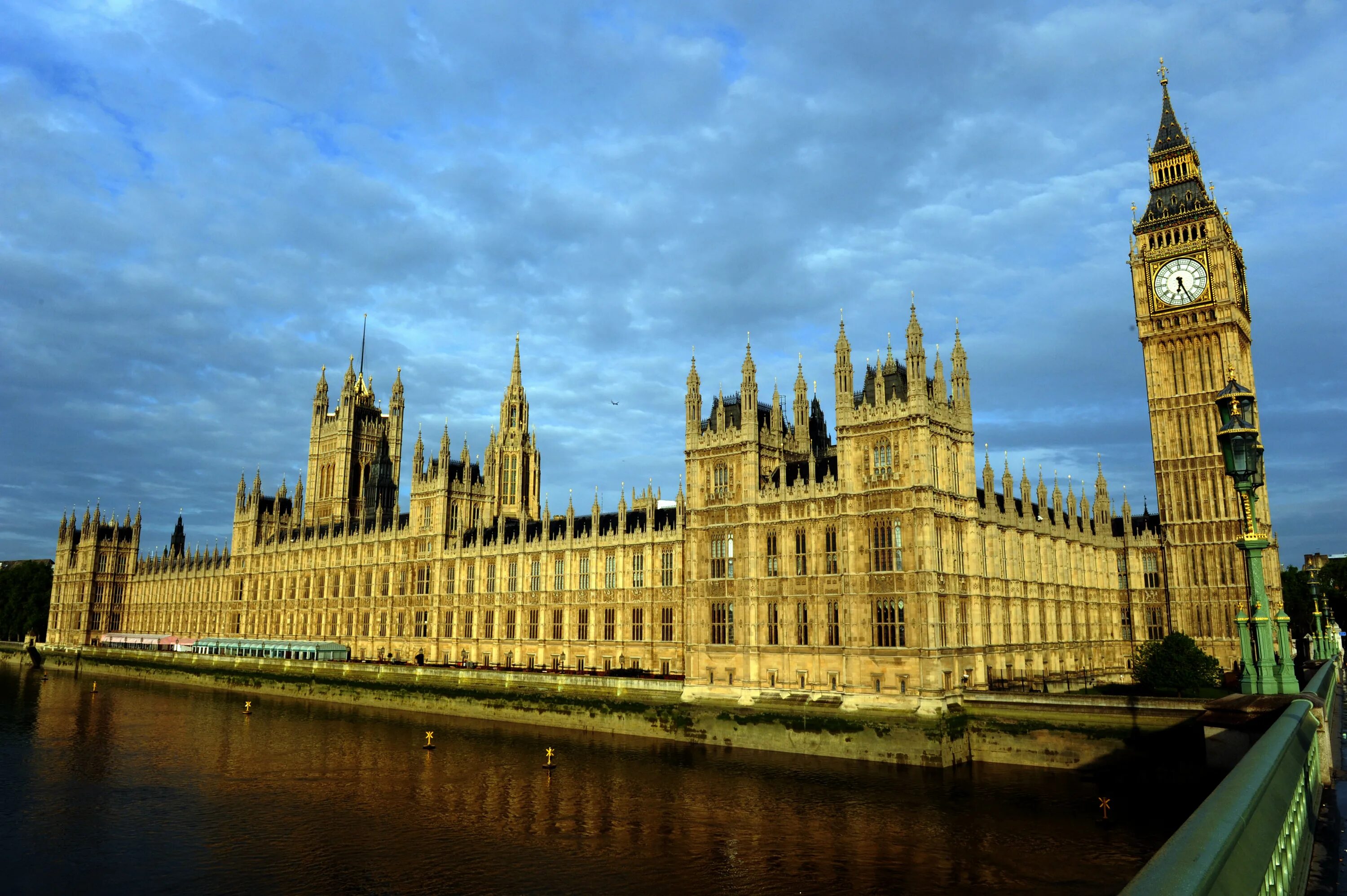 В каком году первый парламент англии. Парламент в Лондоне. Вестминстерский Королевский дворец. The Houses of Parliament (здание парламента).. 2 Палаты парламента Великобритании.