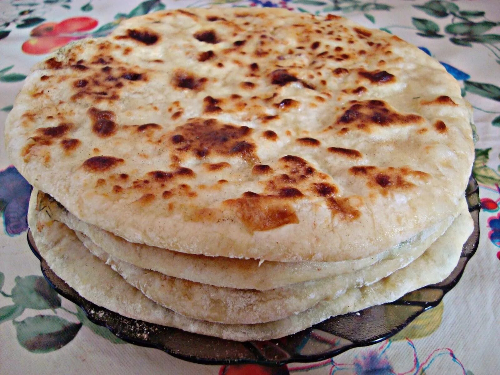 Карачаевские хычины. Лепешки с сыром и колбасой на сковороде. Кавказская лепешка. Лепешки хычины. Хычины кабардинские.
