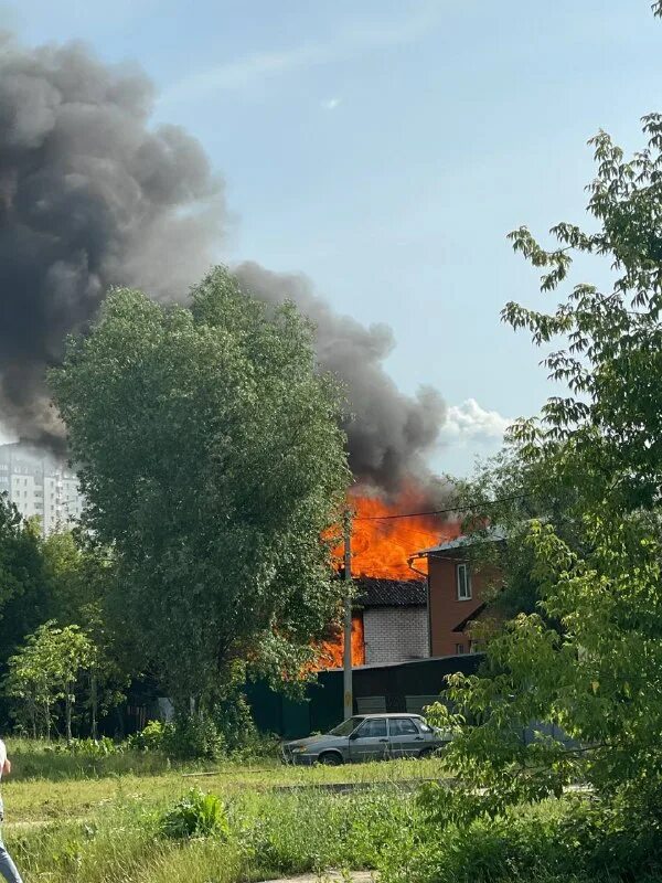 горящий мост. пожар в щербинке. пожар в москве. пожар в щербинке сегодня. пожар на щербинке чапаева.