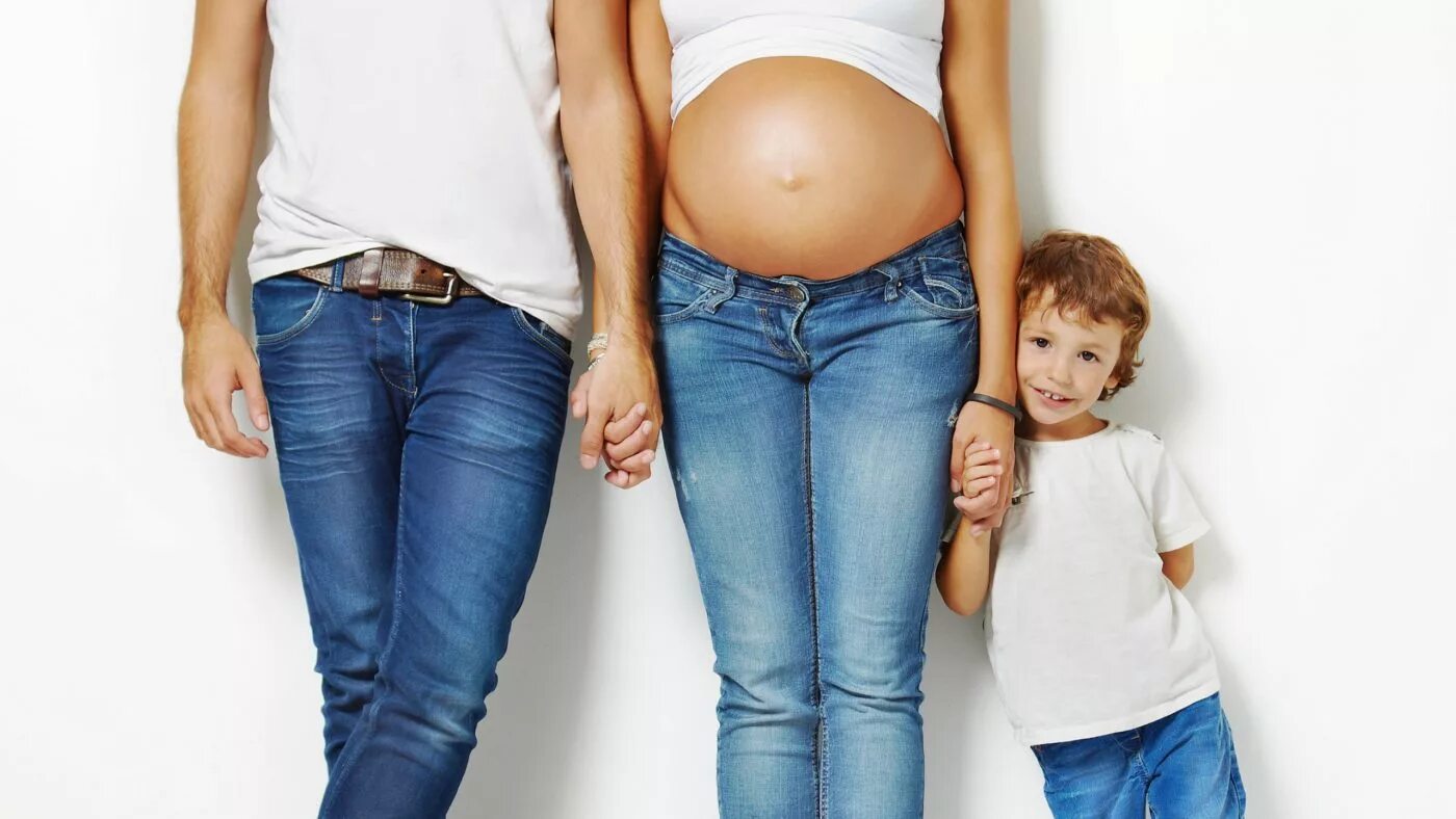 Беременную маму папу. Джинсы для беременных. Фотосессия беременных в джинсах. Семейная фотосессия в джинсах.