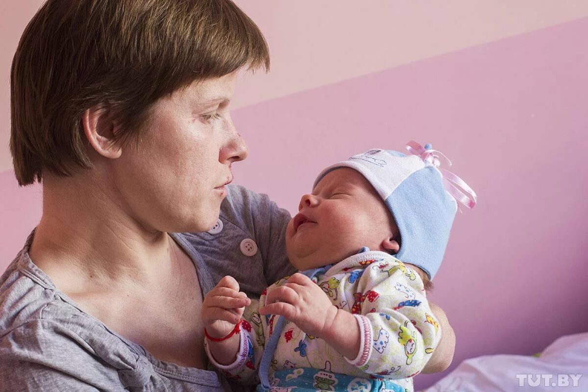 Ana mama. девушка нянчиться с ребенком. как ухаживать за ребенком анна левадная. Oh ana mother mother. песня oh ana.