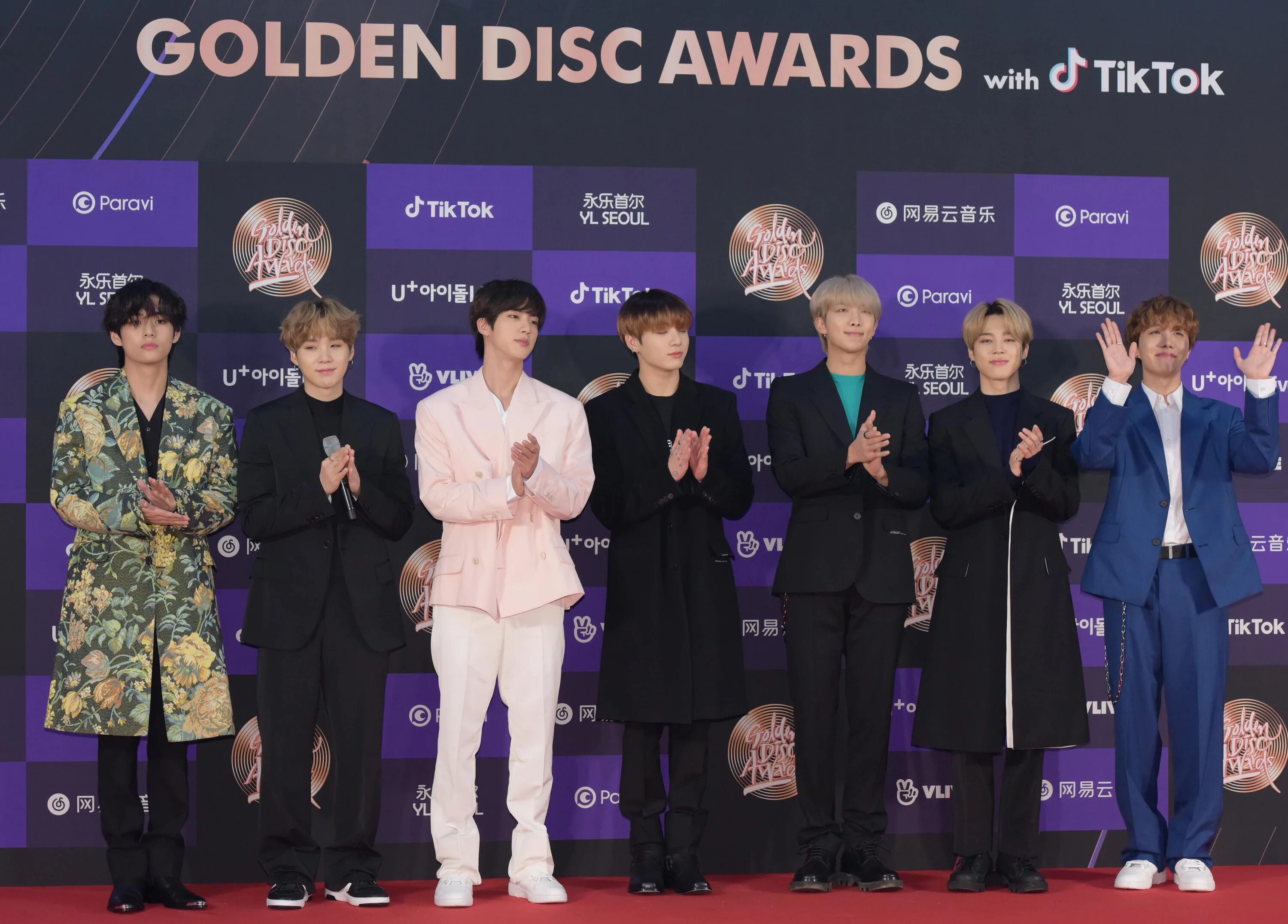 Когда вышли bts. Бтс golden disk awards 2025. бтс forbes. тур бтс 2019. bts туризм.
