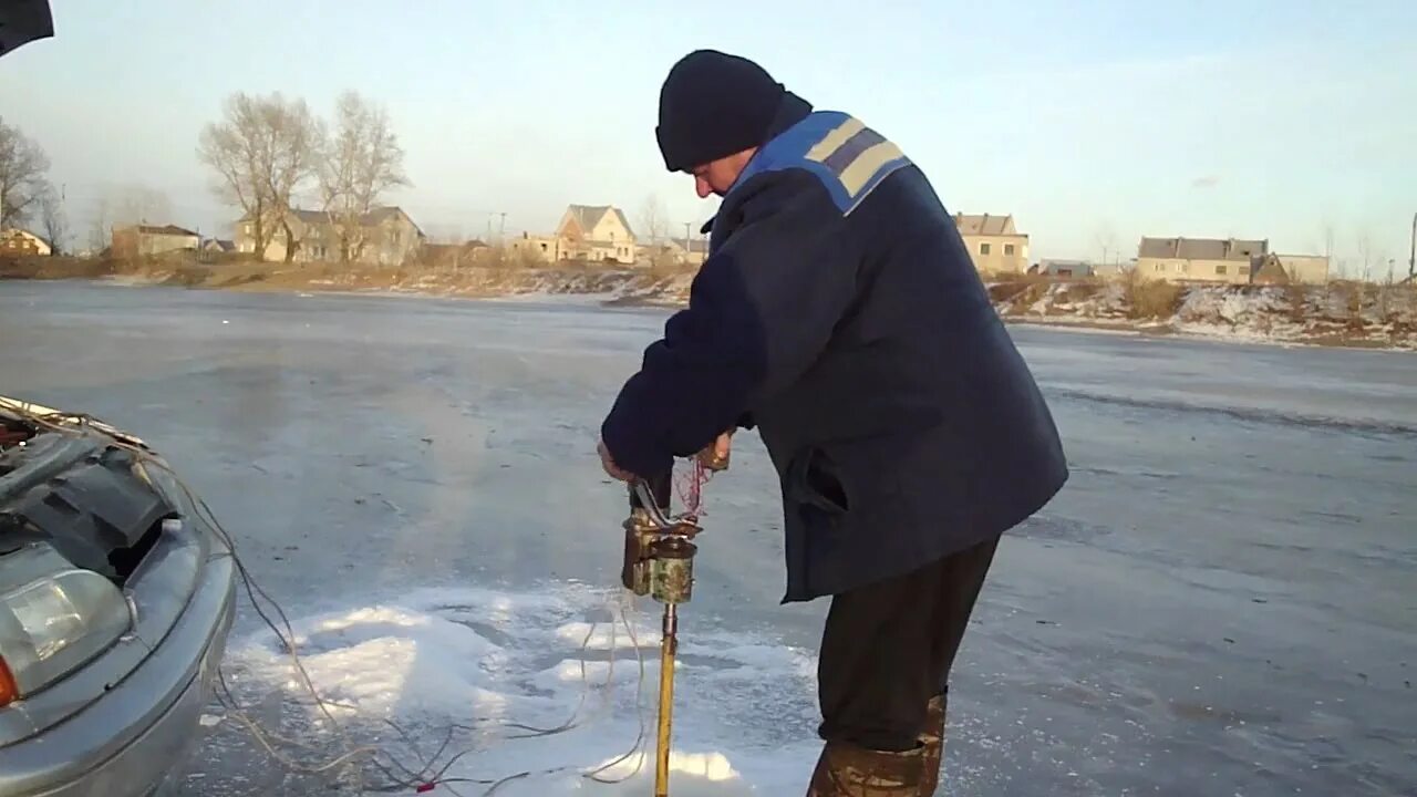 Ледобур с редуктором от болгарки. Электробур для зимней рыбалки из стартера. Самодельный электро ледобур. Ледобур с электроприводом 12 вольт. Ледобур из редуктора стартера.