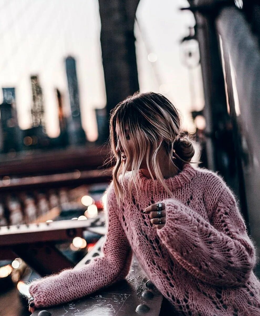 фотосессия в свитере. модные свитера. одень теплый свитер. девушка в свитере с кофе. девушка с кружкой в руках.