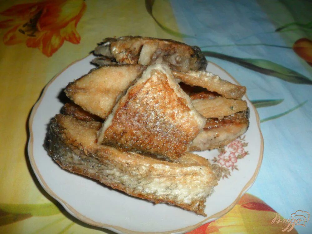 Лещ кусочками рецепт. Лещ на сковороде. Блюда из леща на сковороде. Лещ в духовке. Жареная рыба порезана.