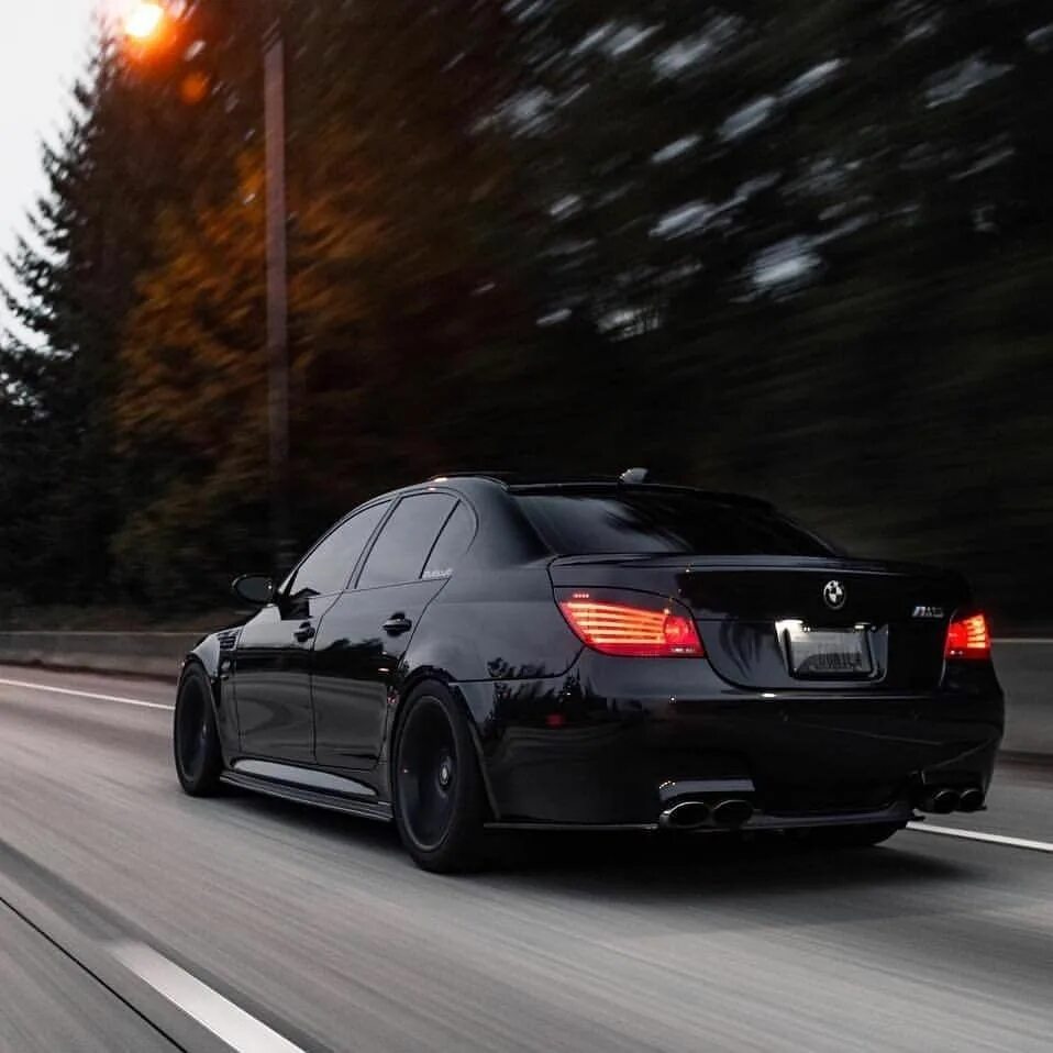 Песни а в машине едет черная машина. BMW m5 e60. BMW m5 e60 Black. BMW m5 e60 Black Edition. BMW m5 e60 черная.