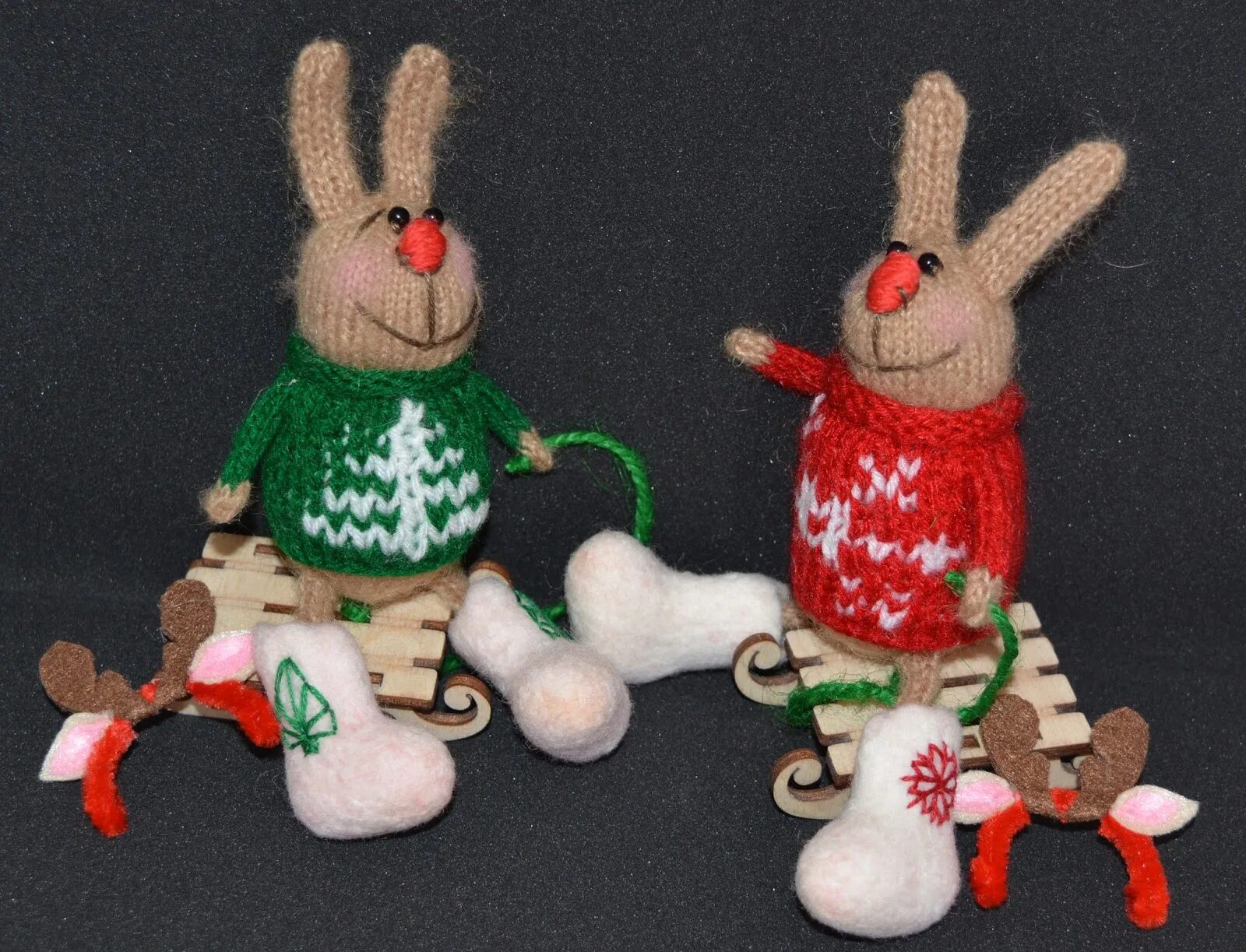 лапки кролика крючком. пасхальный зайчик из ткани. новогодняя поддклка заяц. кролик в разных техниках символ года. фигурка зайца новогодняя.