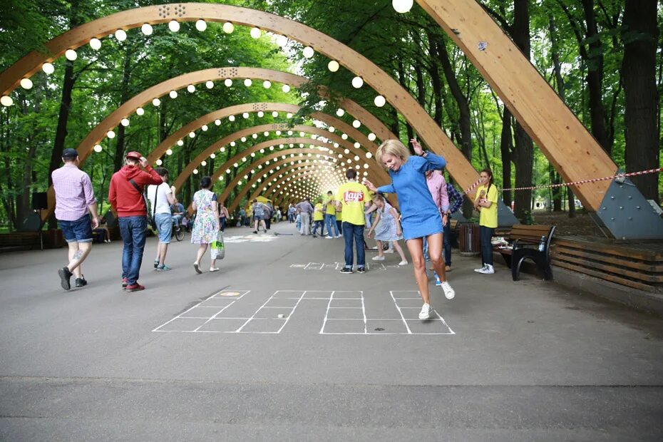 Природы в общественных местах. Парк Сокольники площадки. Парк Сокольники спортивные площадки. Зоны отдыха в парках. Зона отдыха в парке.