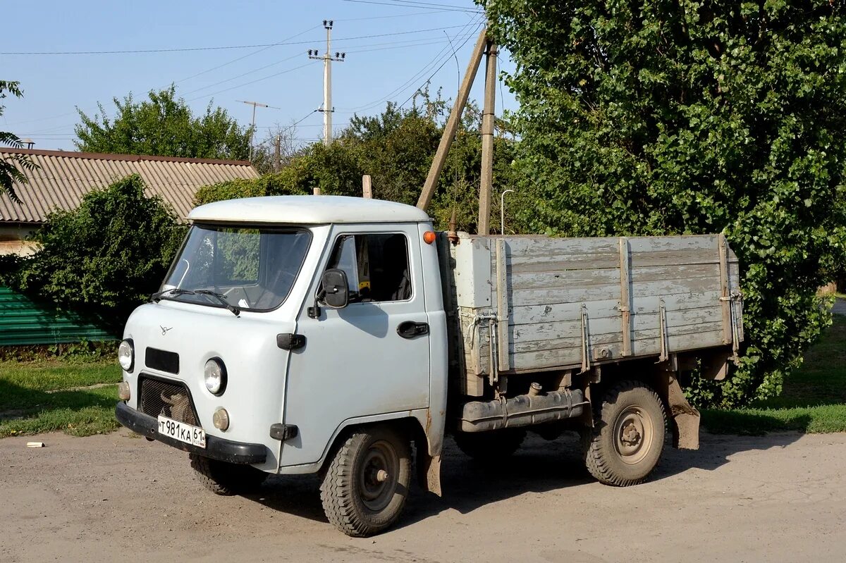 Купить уаз бу ростовская. УАЗ 3303 бортовой. УАЗ 3303 белый. УАЗ 3303 бортовой бежевый. УАЗ бортовой 3303 серый.