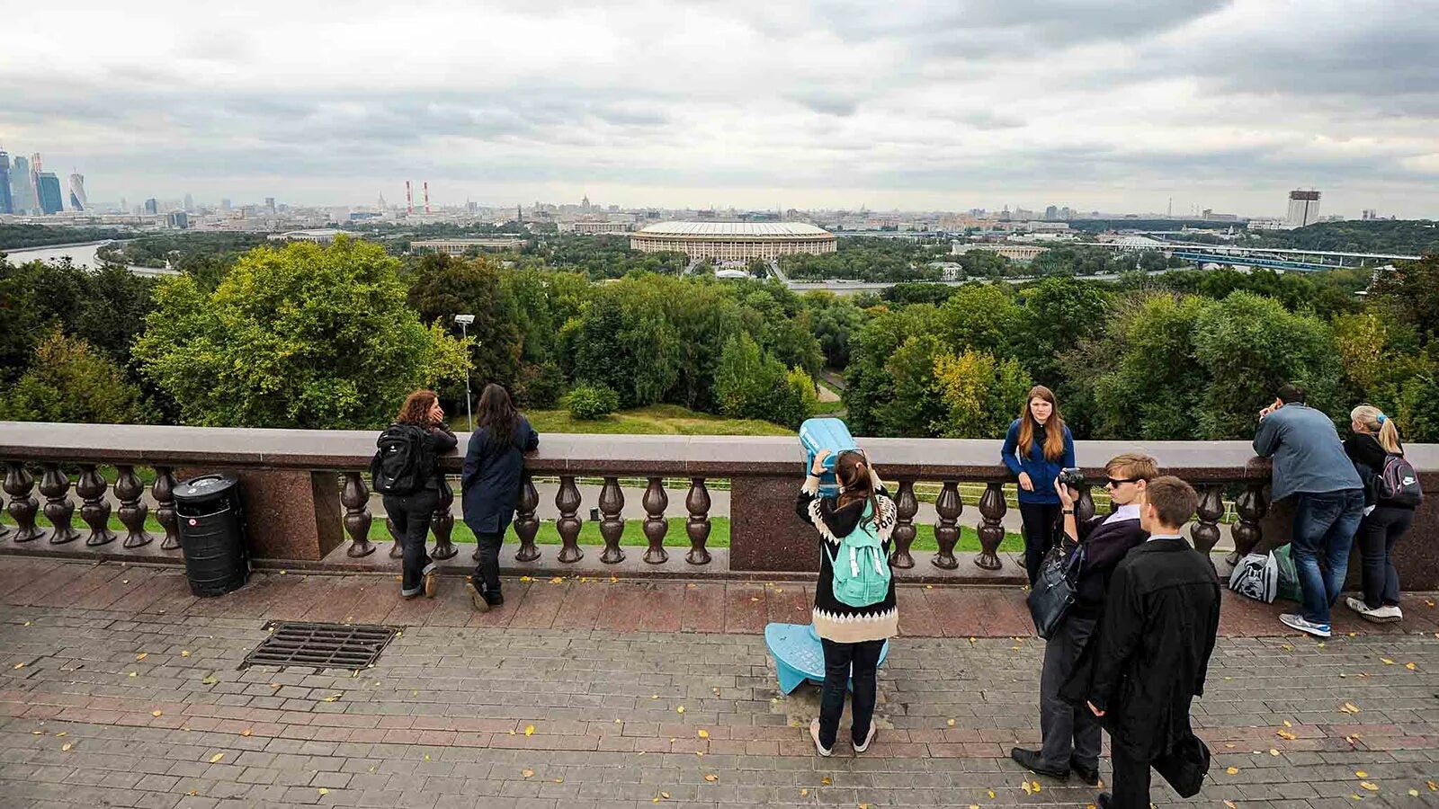 Воробьевы горы москва площадка. Москва Воробьевы горы смотровая площадка МГУ. Воробьевы горы площадка. Парк Воробьевы горы смотровая площадка. Воробьевы горы смотровая площадка панорама.