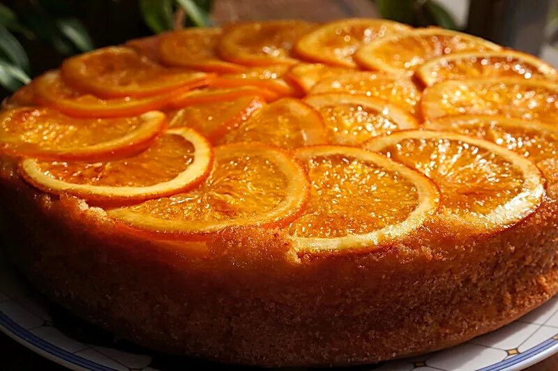 Выпечки цедра. Пирог перевертыш с апельсинами. Апельсиновый пирог перевертыш. Мандариновый пирог перевертыш. Пирог с карамелизированными апельсинами.