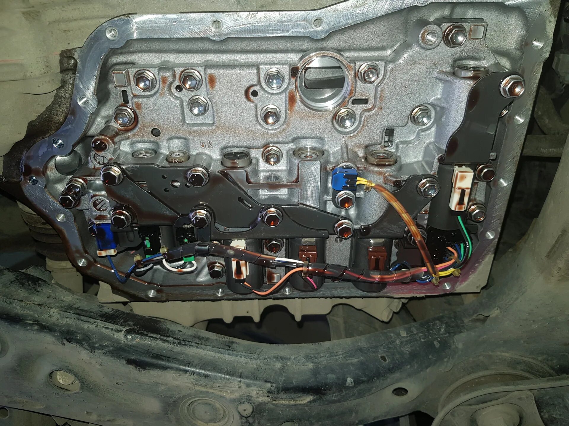 Масло коробка передачи камри. АКПП Toyota Camry v40. Соленоиды АКПП Камри 50. Соленоид d Камри v50. Гидроблок АКПП Камри 50.