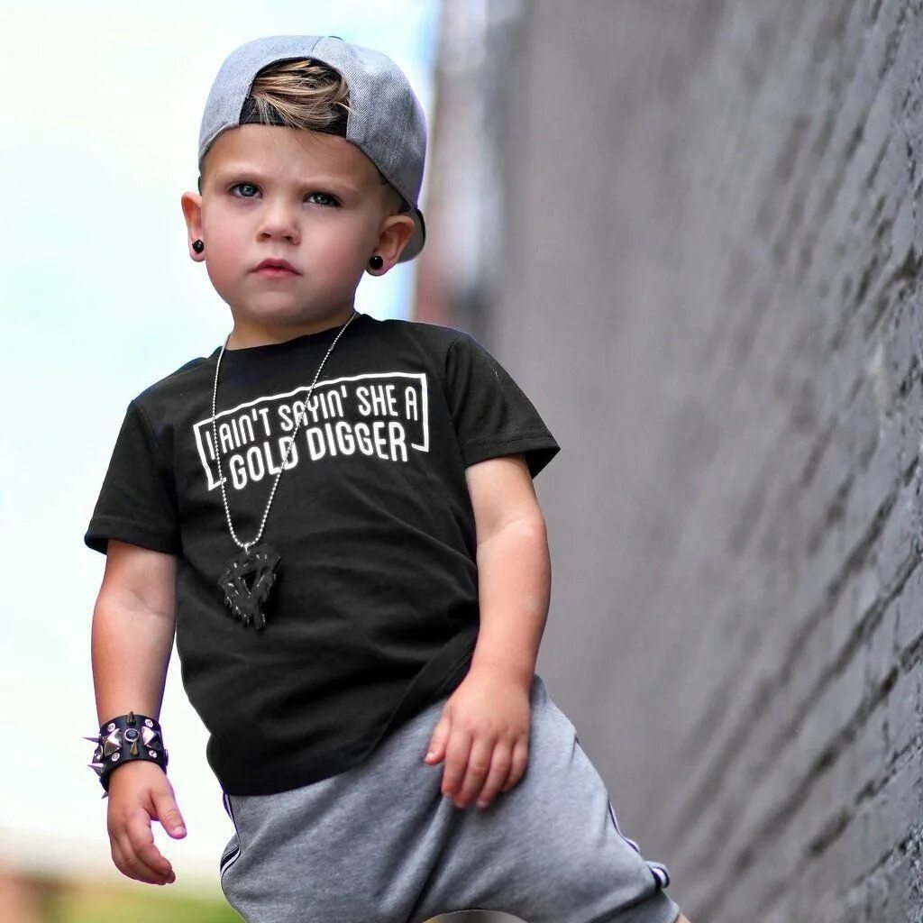 Маленький мальчик в адидасе. Четкие малыши. Детишки в адидасе. Четкие малыши. Четкие малыши.