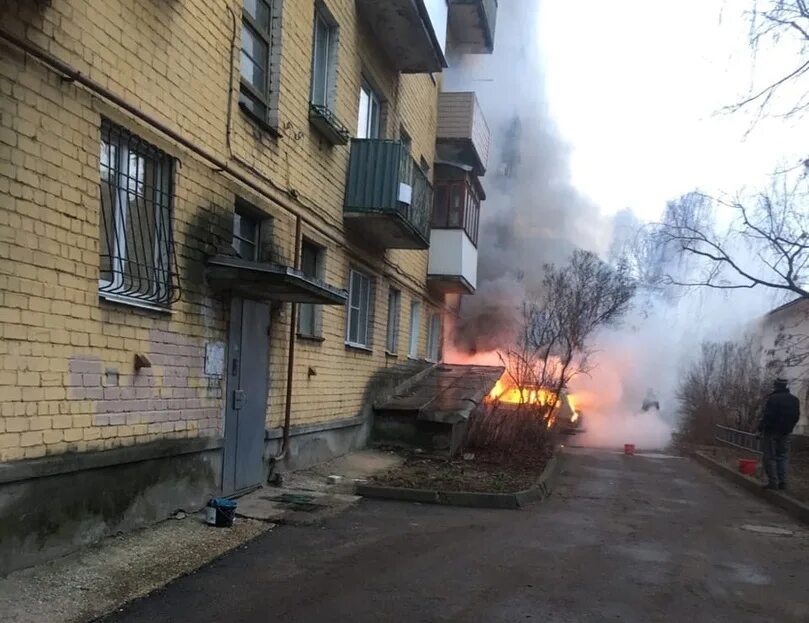 Тверь горит сегодня. Татарский переулок 29 Тверь. Сгоревшая машина у подъезда. Под Тверью сгорел дом.