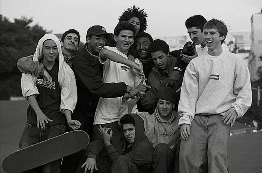 Подростки 80х. Скейтеры 1990. Скейтеры Америка 1990. Джастин Пирс скейтер. Стиль скейтеров 90е Америка.
