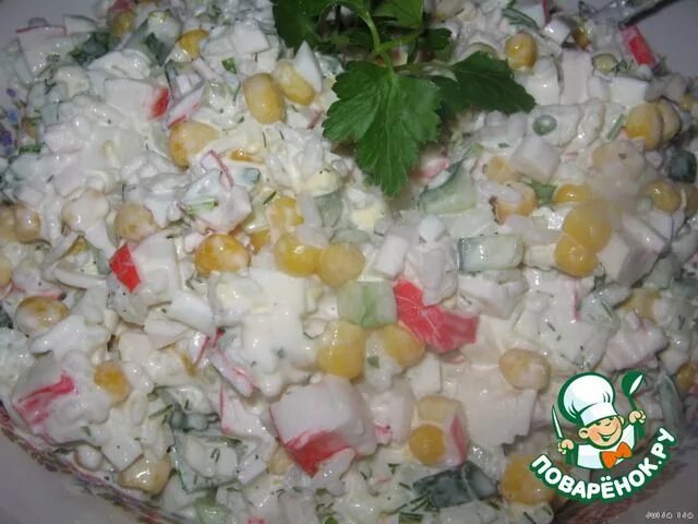 Салат крабовые палочки с рисом калорийность. Крабовый салат с рисом. салат с крабовыми палочками и рисом. салат с крабовыми палочками и зеленым горошком. покажи салат из крабовых палочек с рисом.