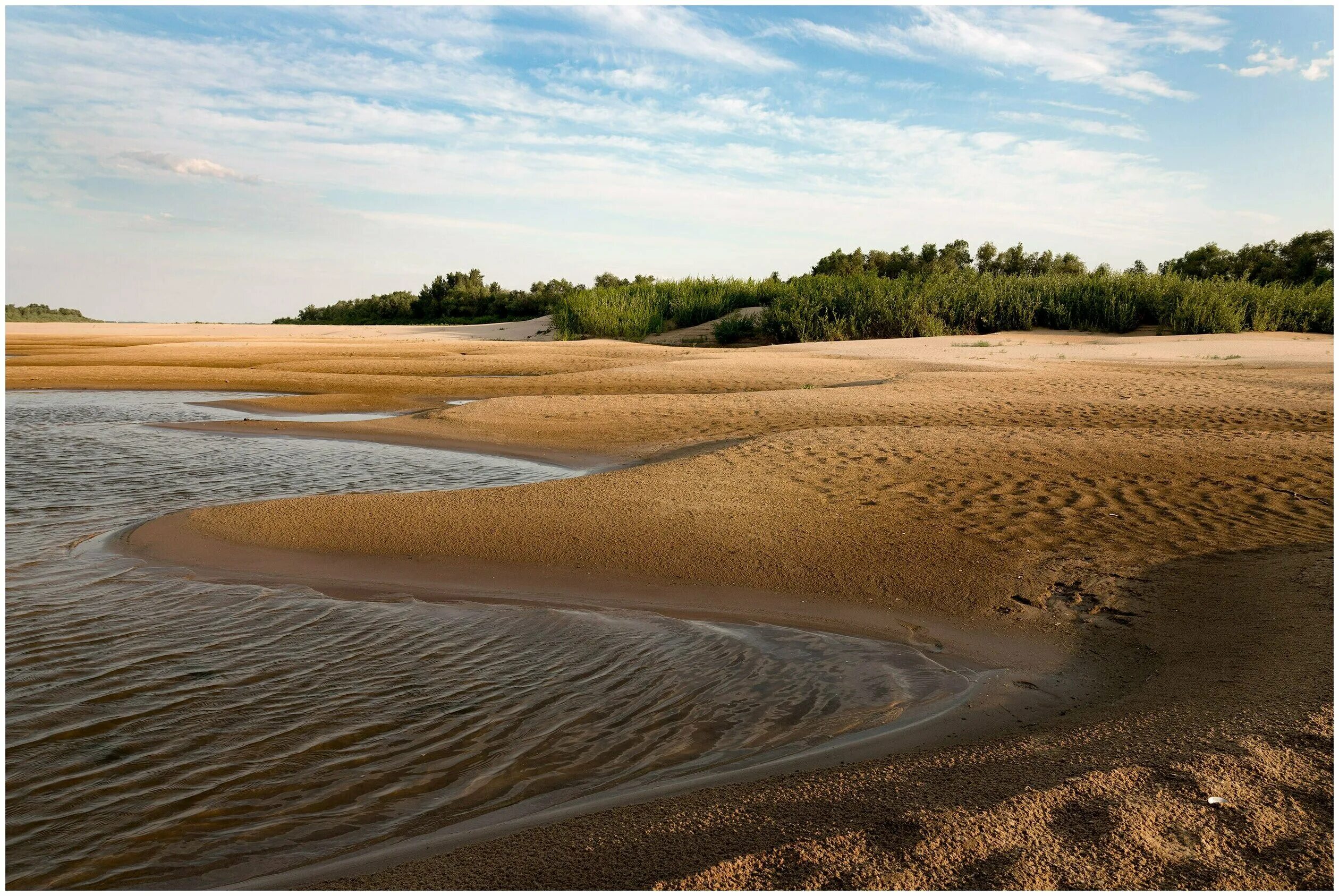 Пустынный балаково остров пустынный. Кузоменьские пески мурманская область. Пепельная пустыня. Солончак атырау. Пустыня выжженная земля.