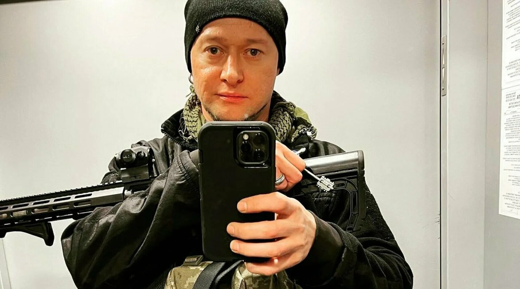 Бумбокс сейчас. Бумбокс сейчас. Бумбокс сейчас. Бумбокс солист. Солист группы бумбокс.