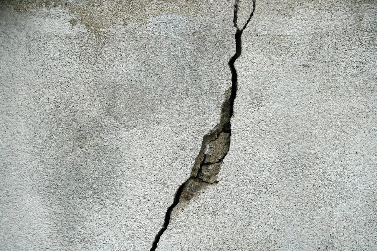 Трещина задней стенки. Трещина в стене. Трещины в бетоне. Бетонная стена с трещинами. Трещины на Камне.