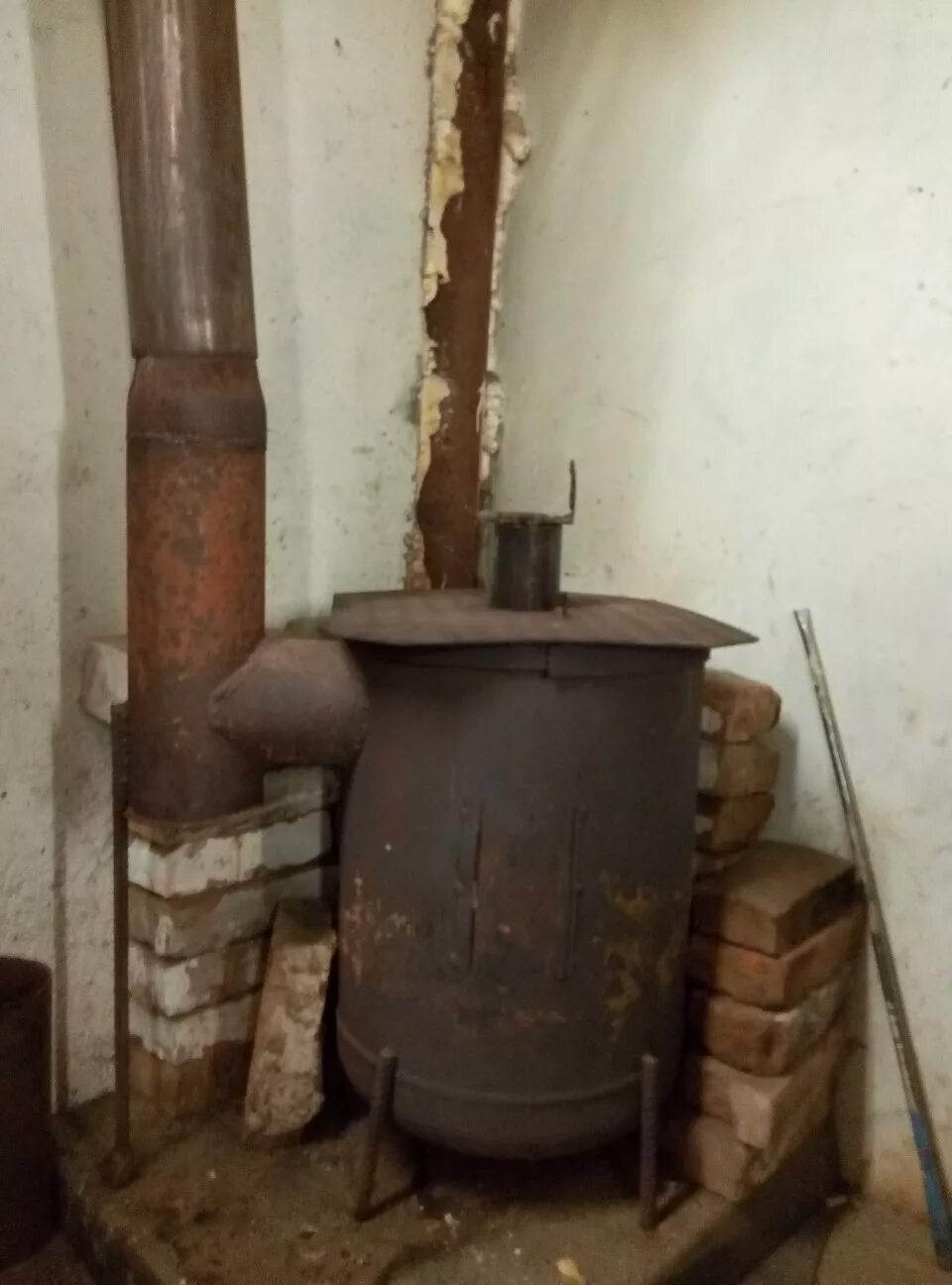 Как установить буржуйку. Печь буржуйка в деревянном доме. Печь fireway erik. "буржуйка-2" с 2 конфоркой. Буржуйка в садовом домике.