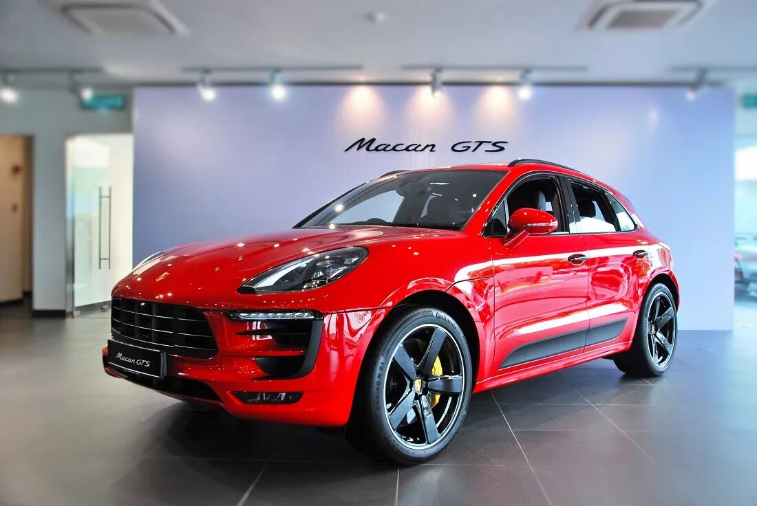 Купить кайен новый. Порше Кайен Macan. Porsche Macan GTS. Порше Макан красный 2021. Порше Тайкан 2021 красный.