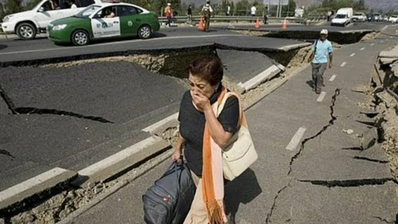 Землетрясение в бийске 2003. Трещина от землетрясения. Землетрясение дороги. Сильные землетрясения в чили. Разломы после землетрясения.