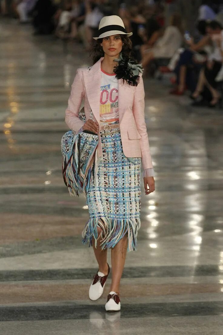 Мода 2017 для женщин. Твидовый костюм chanel (cruise 2022). круизная коллекция шанель 2017. chanel коллекция cuba. шанель круизная коллекция гавана.