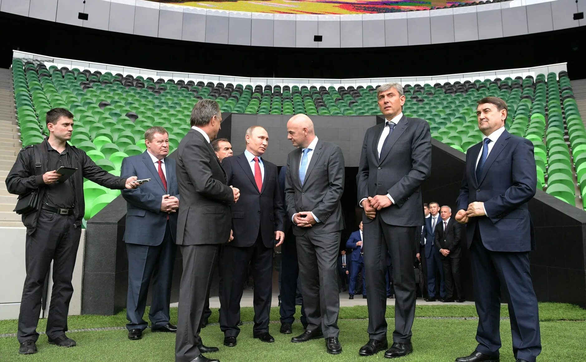 роман абрамович на футболе. галицкий сергей на стадионе. хозяева футбольных клубов. василий вакуленко ростов на дону. баста василий вакуленко.
