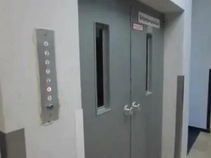 Лифт с распашными дверями