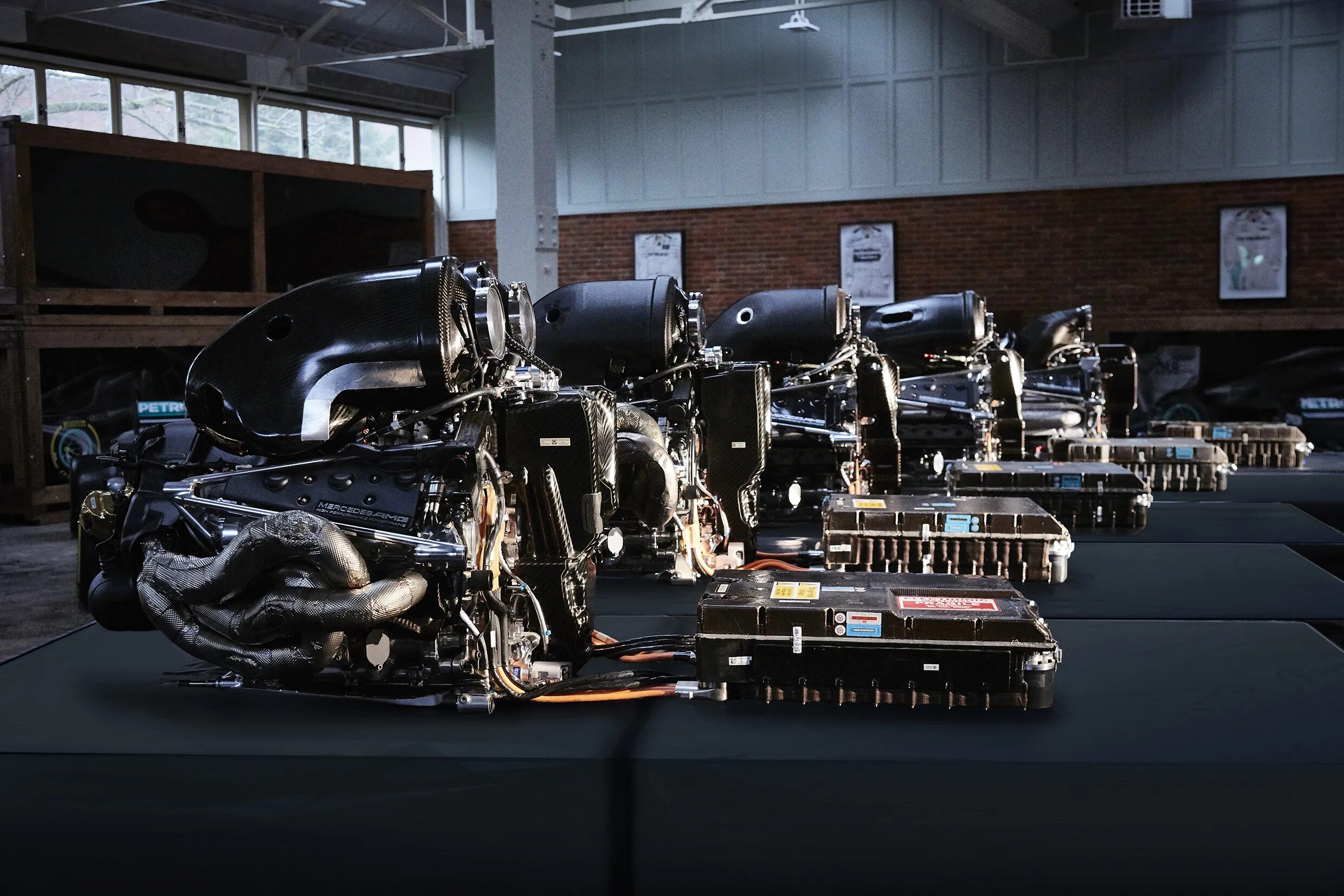 Немецкие двигатели автомобилей. Мотор ф1 2021. Мотор f1 Mercedes. Двигатель Mercedes f1. Двигатель болида f1.