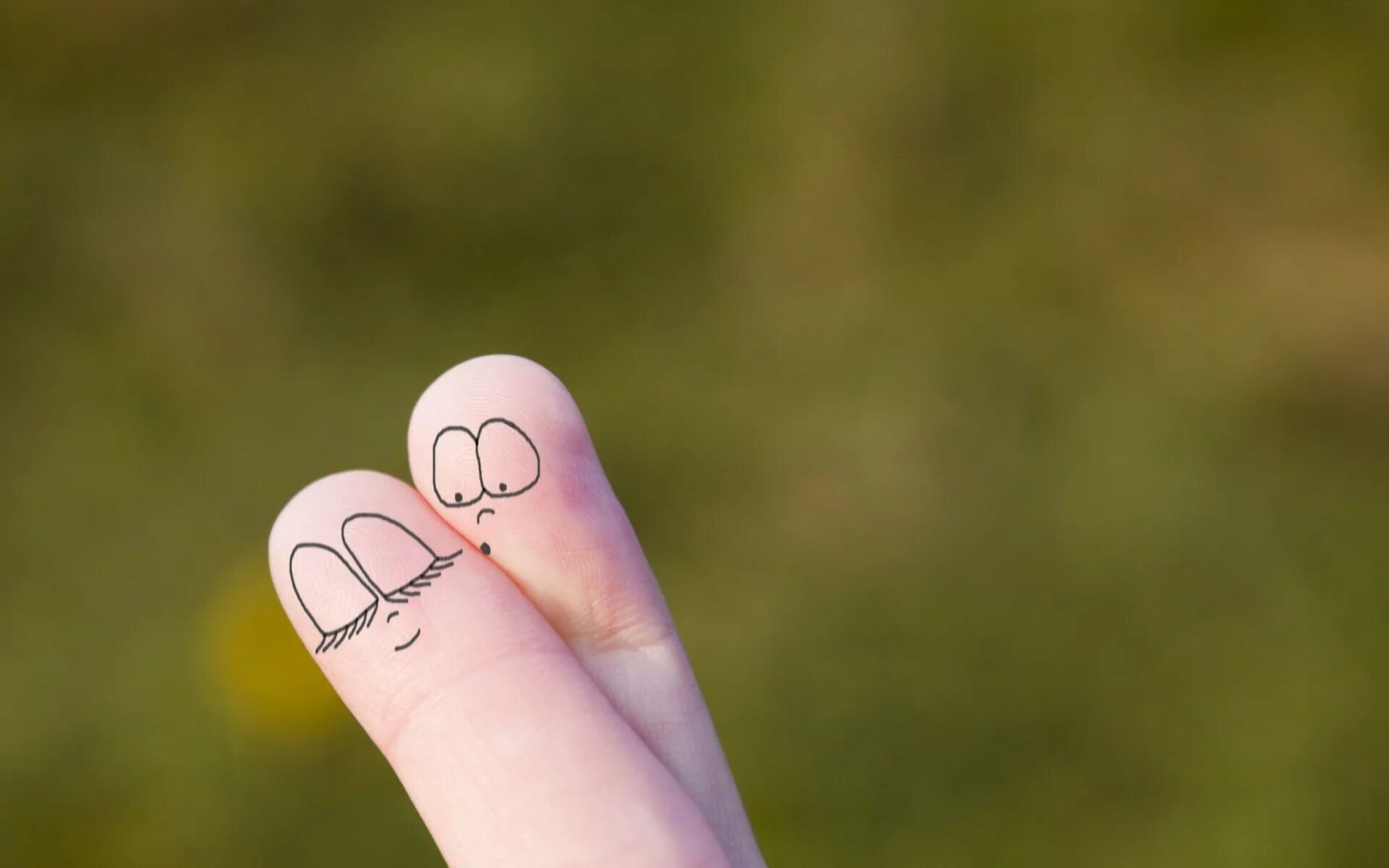 Любовь пальцами. Прикольные картинки про любовь. Палец рисунок. Смешные картинки про любовь.