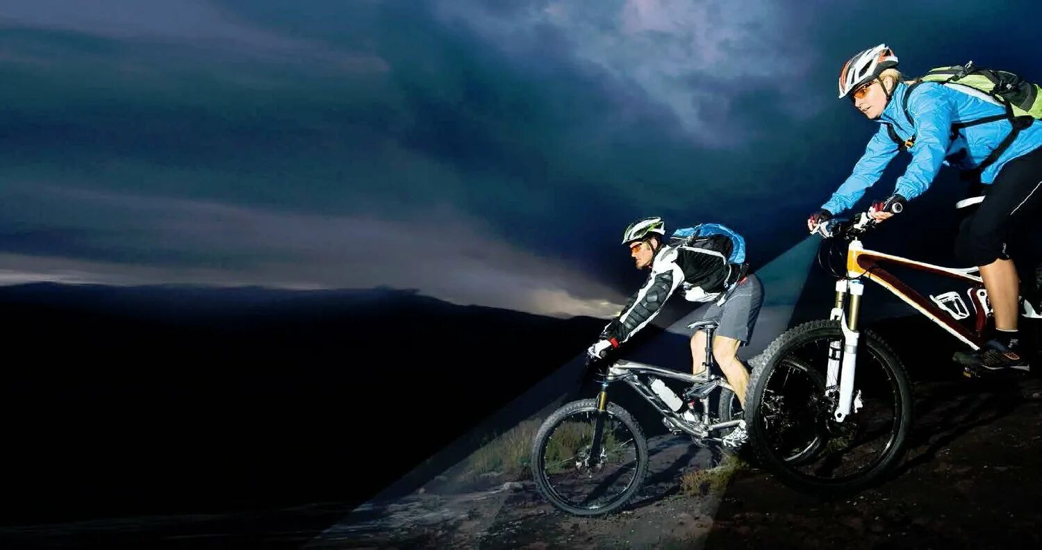 Night riding. Велосипедист в ночном городе. Bicycle light. Велосипед в городе. Go light riding.