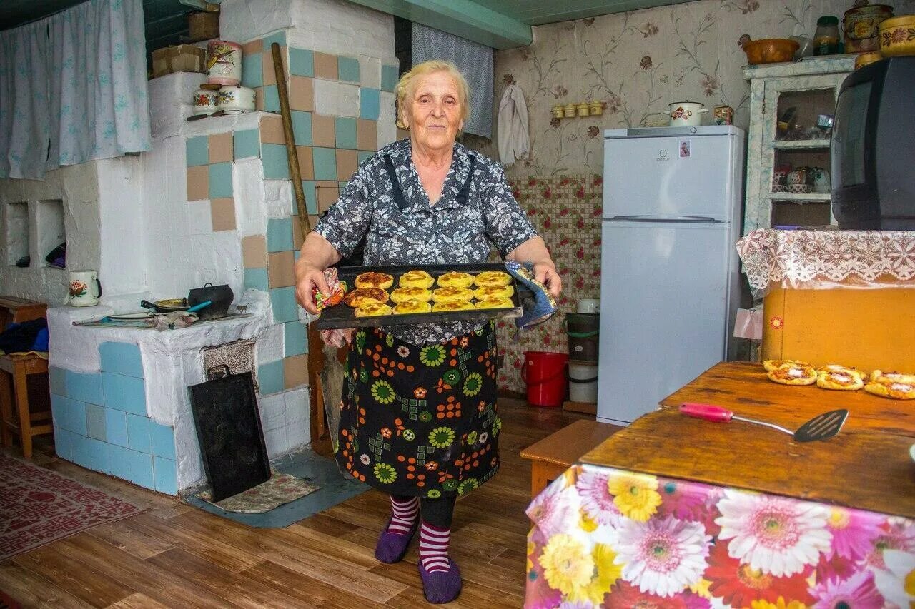 Утром бабушка жаловалась что саду. Бабушка в деревне. Бабушка в деревенском доме. Деревенский домик у бабушки. Деревенский дом старушка.