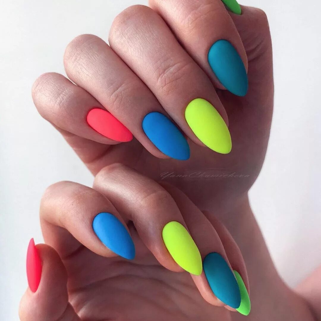 разноцветные матовые ногти. желтый матовый маникюр на короткие ногти. яркий матовый маникюр. маникюр градиент. маникюр градиент матовый.
