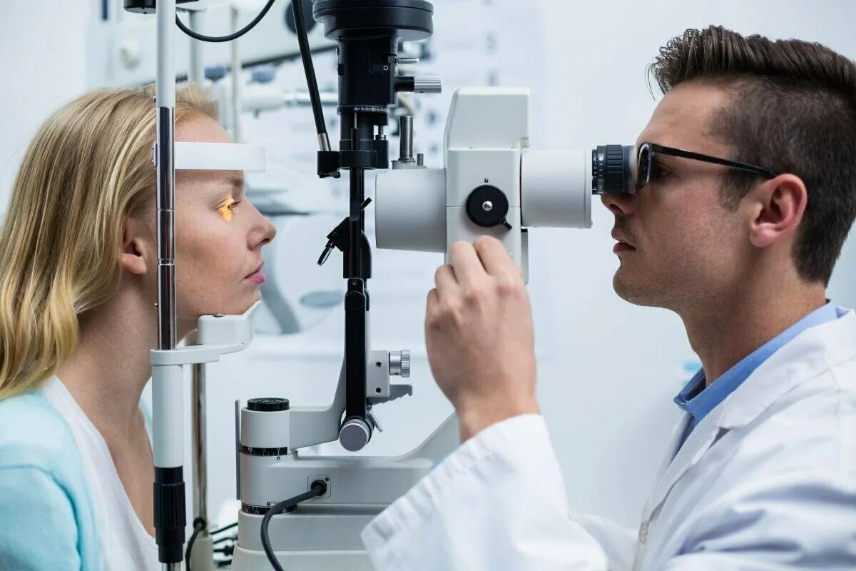 Офтальмологическое обследование. Оборудование офтальмолога. Человек у офтальмолога. Исследование глаза.