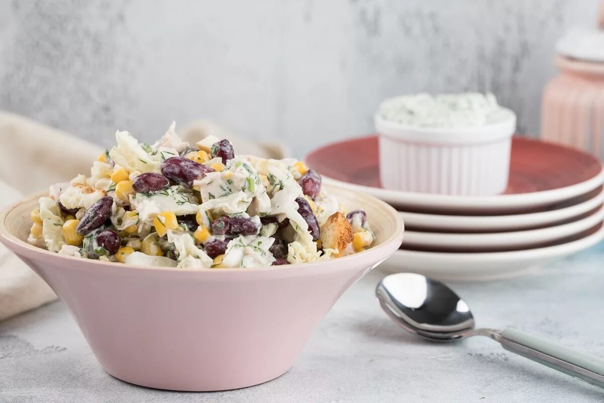Простые салаты на скорую с фасолью. Салат с фасолью и кукурузой. салат с куриным филе фасолью и кукурузой. салат фасоль кукуруза грибы. салат с фасолью, кукурузой и капустой.