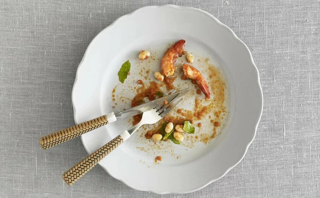 Коллаж из тарелок. Остатки еды на столе. Еда на тарелке ресторан. Остатки еды на тарелке. Тарелка после ужина.