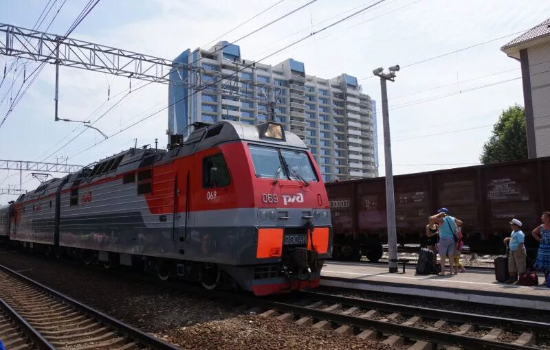 Жд лазаревское санкт петербург. Поезд саратов лазаревское. Жд вокзал лазаревское. Ласточка краснодар лазаревское. Станция лазаревское.