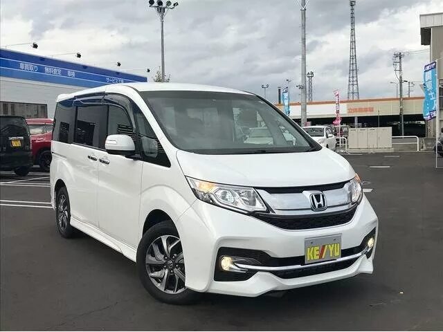 Авито хонда краснодарский край. Honda Stepwgn 2015. Honda Stepwgn 2015 белый. Honda Stepwgn spada 2015 белый. Honda Stepwgn rp4 spada.