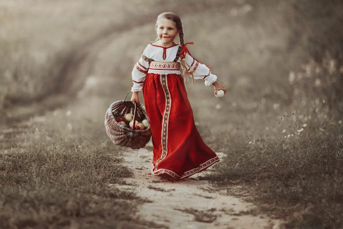 Маленькие русские красавицы. Славянские дети. Славянская девочка. Русский народный костюм для девочки. Фотосессия в русском народном стиле.