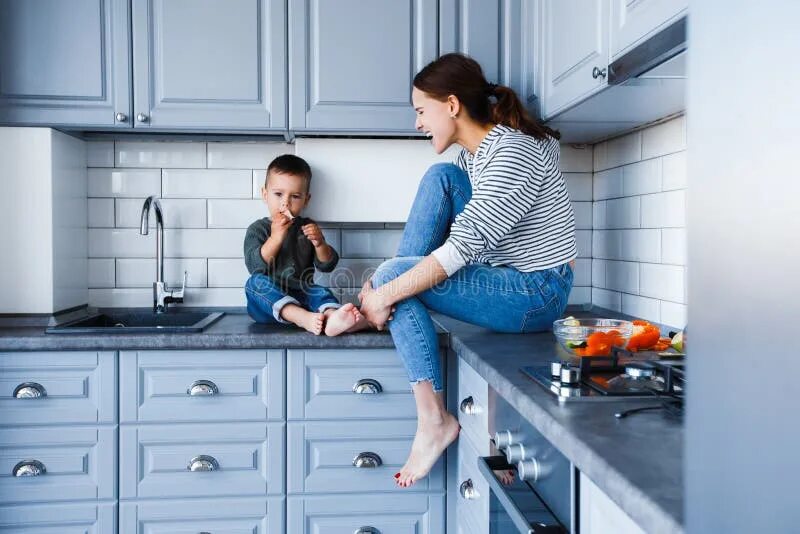 Фотосессия мама с сыном на кухне. Фотосессия на кухне с сыном. Сидит на кухне. Мама сидит на кухне.