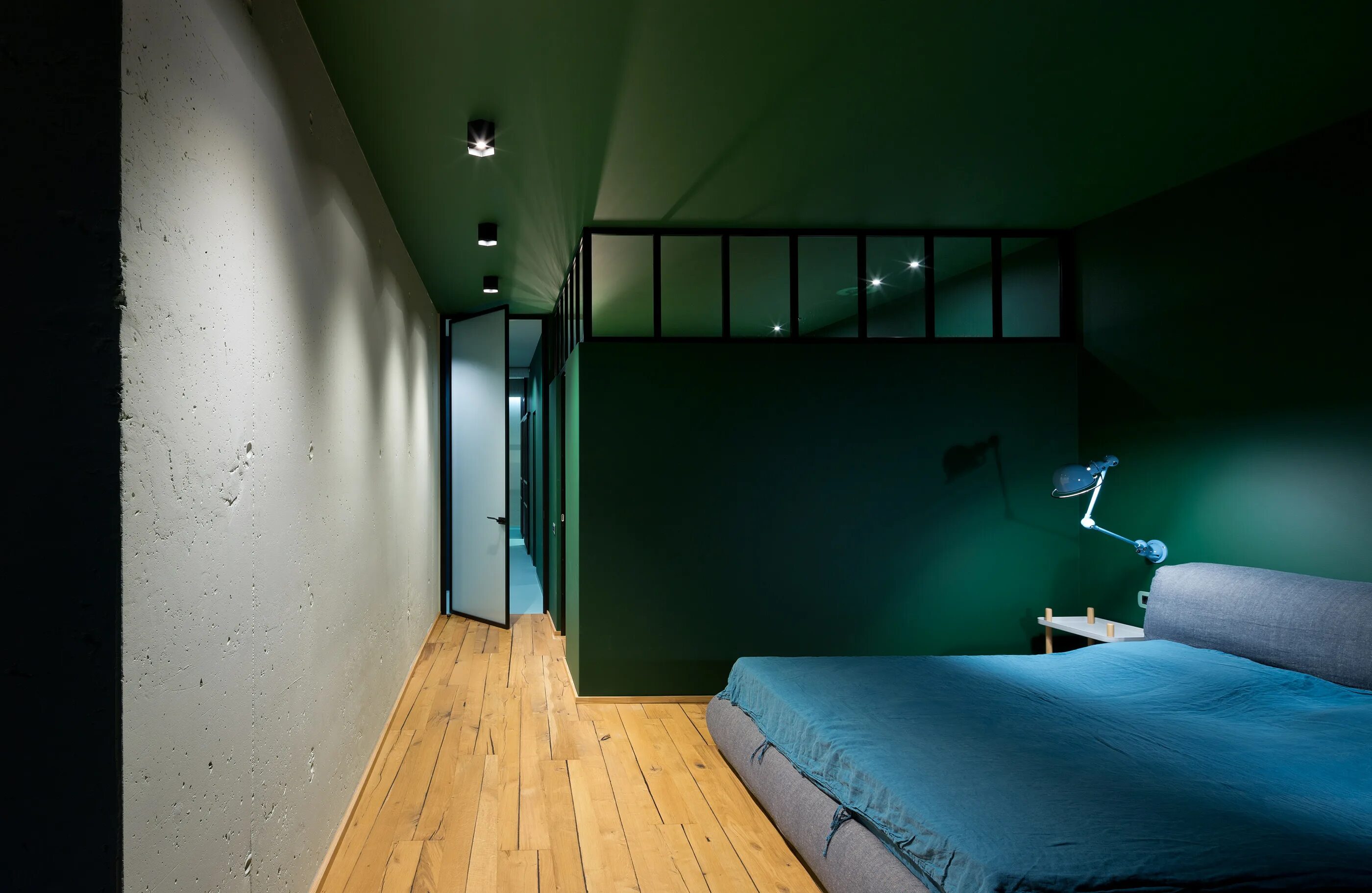 Спальня лофт в зеленом цвете. Лофт зеленые стены. Спальня в зеленых оттенках лофт. Лофт с зеленым цветом.