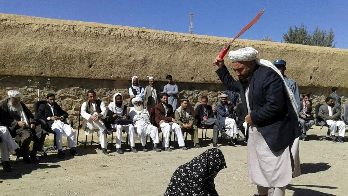Мусульманская наказание. Забивание камнями Сорайи м 2008. Забивание камнями в Афганистане. Женщин закидывают камнями.