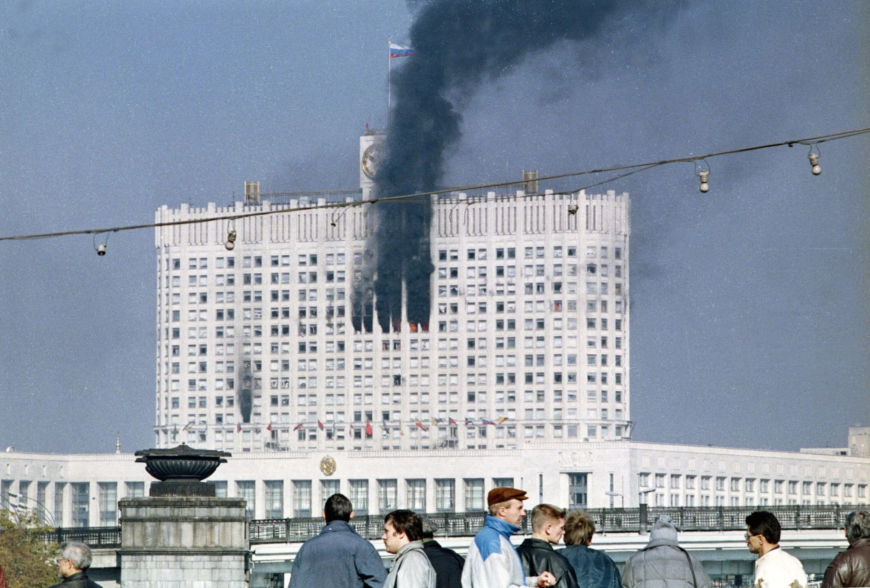 Дом правительства Москва 1993. Ельцин белый дом 1993. 1993 Белый дом обстрел. Белый дом в Москве 1993 горит.