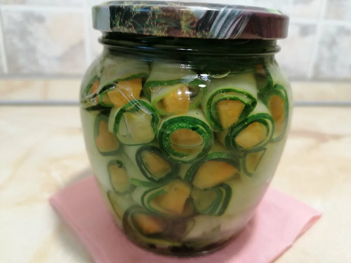 Рецепт огурцов рулетиками. Маринованные кабачки рулетиками. рулеты из огурцов на зиму. рулетики из огурцов на зиму. огурцы рулетиками на зиму.