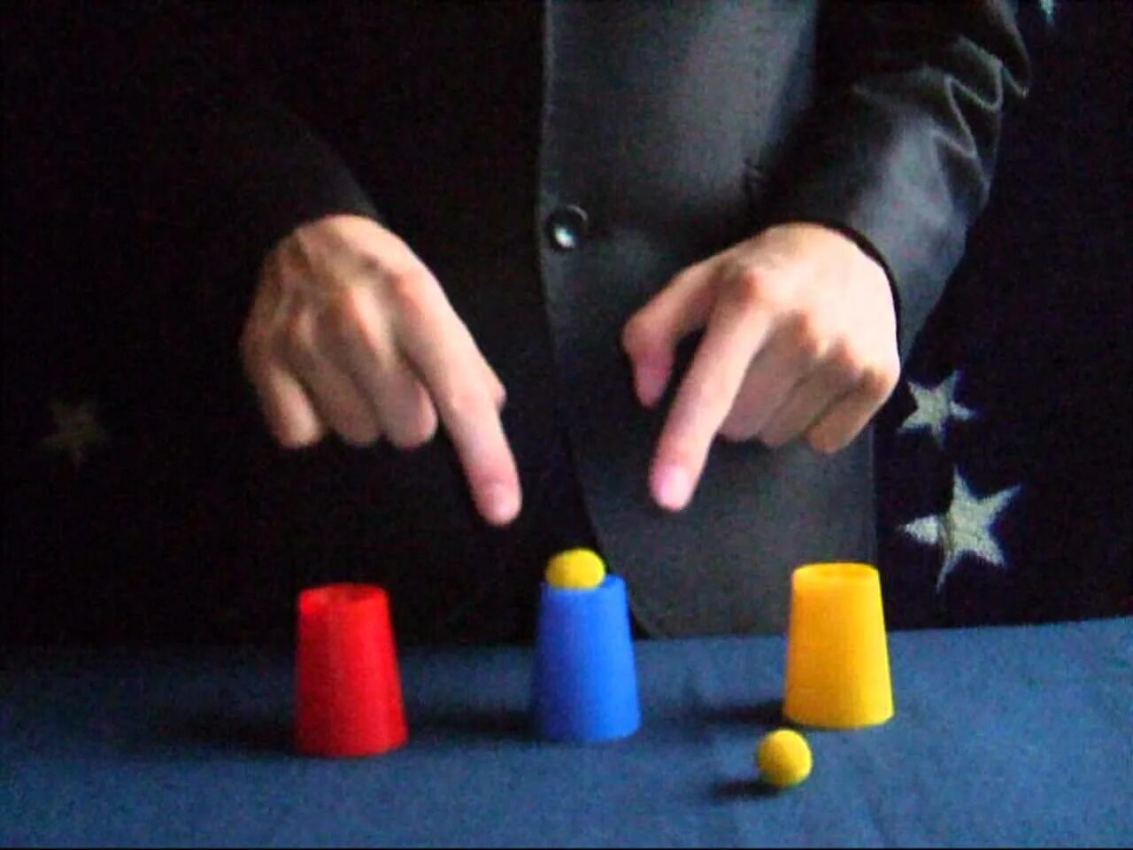 фокусы с пластиковыми стаканчиками. фокусник стаканчики. фокус со стаканчиками и шариками. фокусы с пластиковыми стаканчиками. фокус с шариком.
