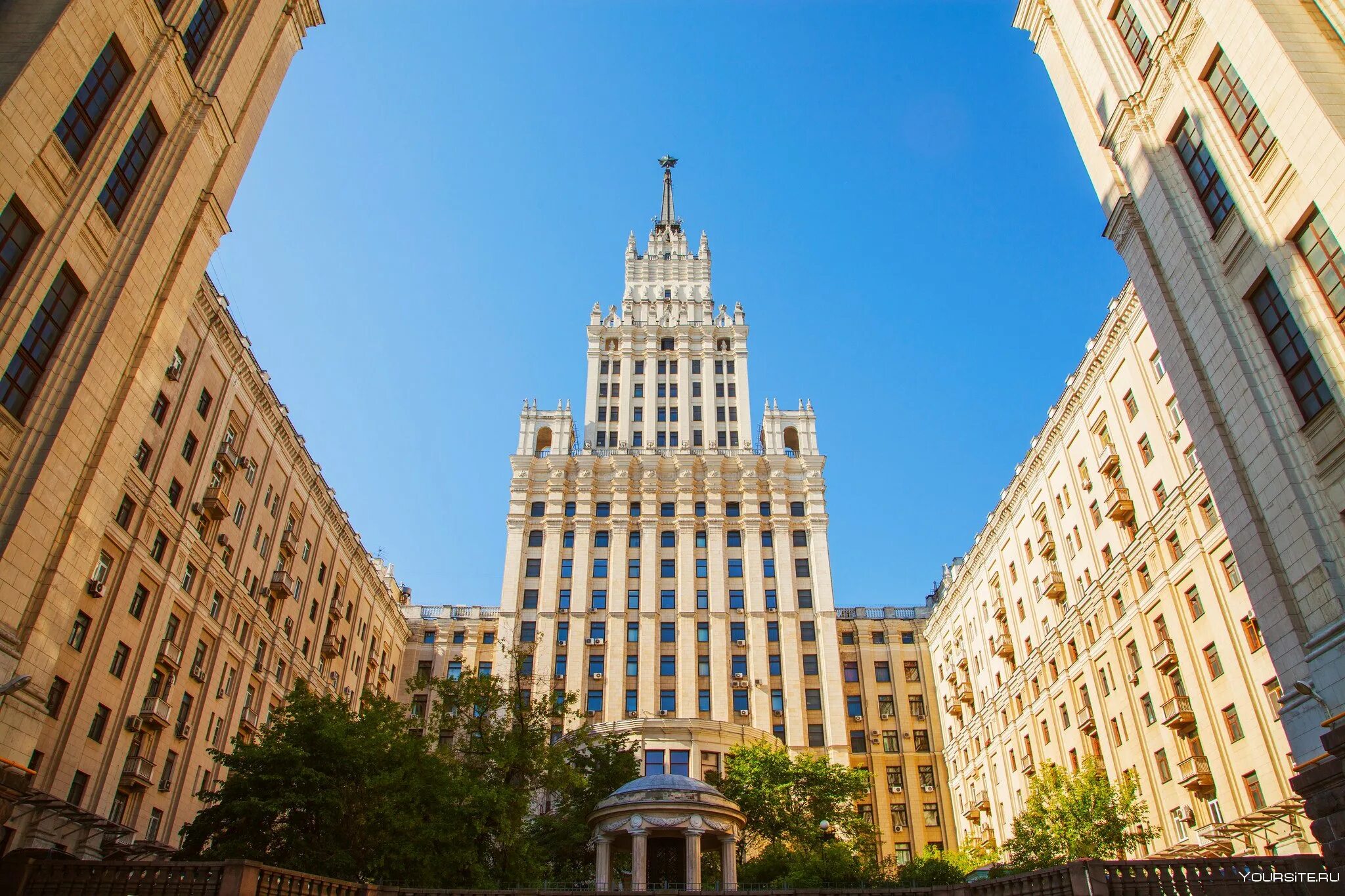 Садовая спасская сталинская высотка. Высотка на красных воротах. Сталинские высотки красные ворота. Административно-жилое здание возле «красных ворот». Душкин.