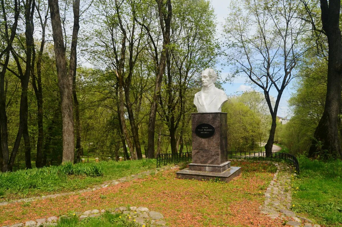 Гора тютчева. Памятник Тютчева Овстуг. Памятник ф.и. Тютчеву в Овстуге. Могила Тютчева. Фёдор Иванович Тютчев могила.