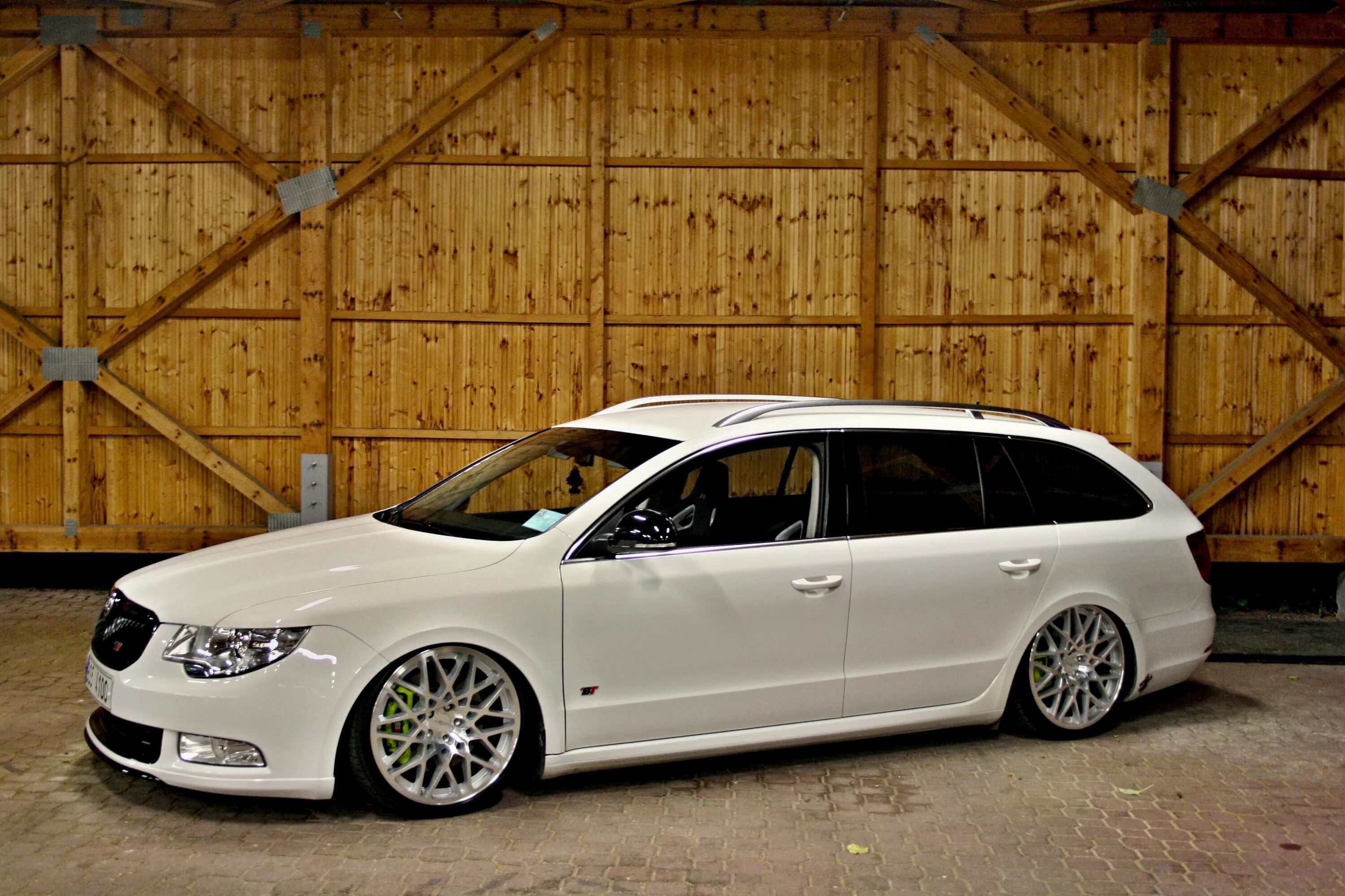 Тюнинг супербов. Škoda superb 2 стенс. skoda superb стенс. skoda superb 2 универсал тюнинг. skoda superb 2012 stance.